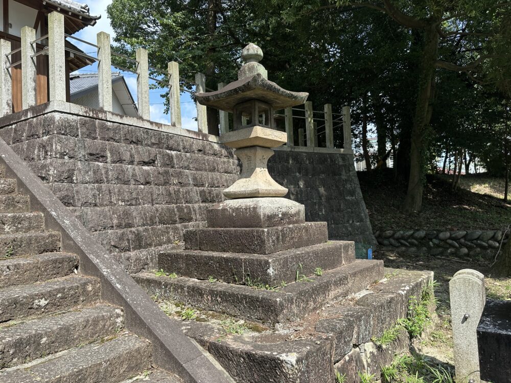 一色稲荷神社　秋葉灯籠