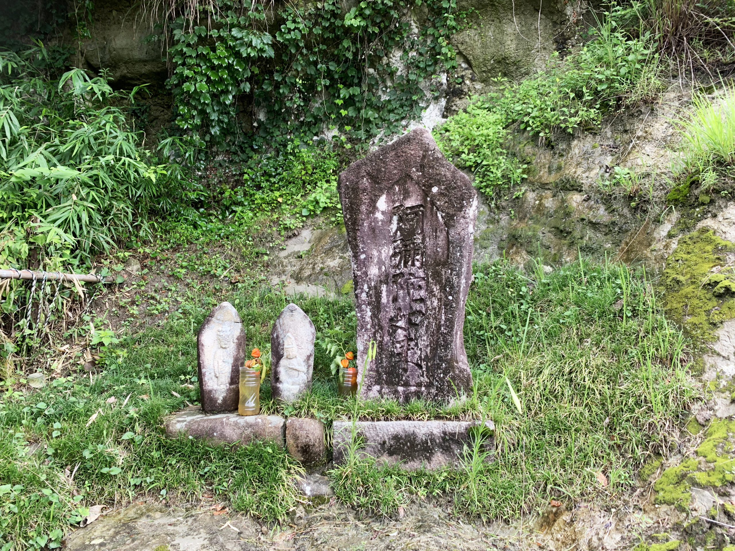 山灯篭と善光寺如来三尊碑と石仏群 瑞浪市日吉町白倉雨降坂 | 瑞浪 大好き