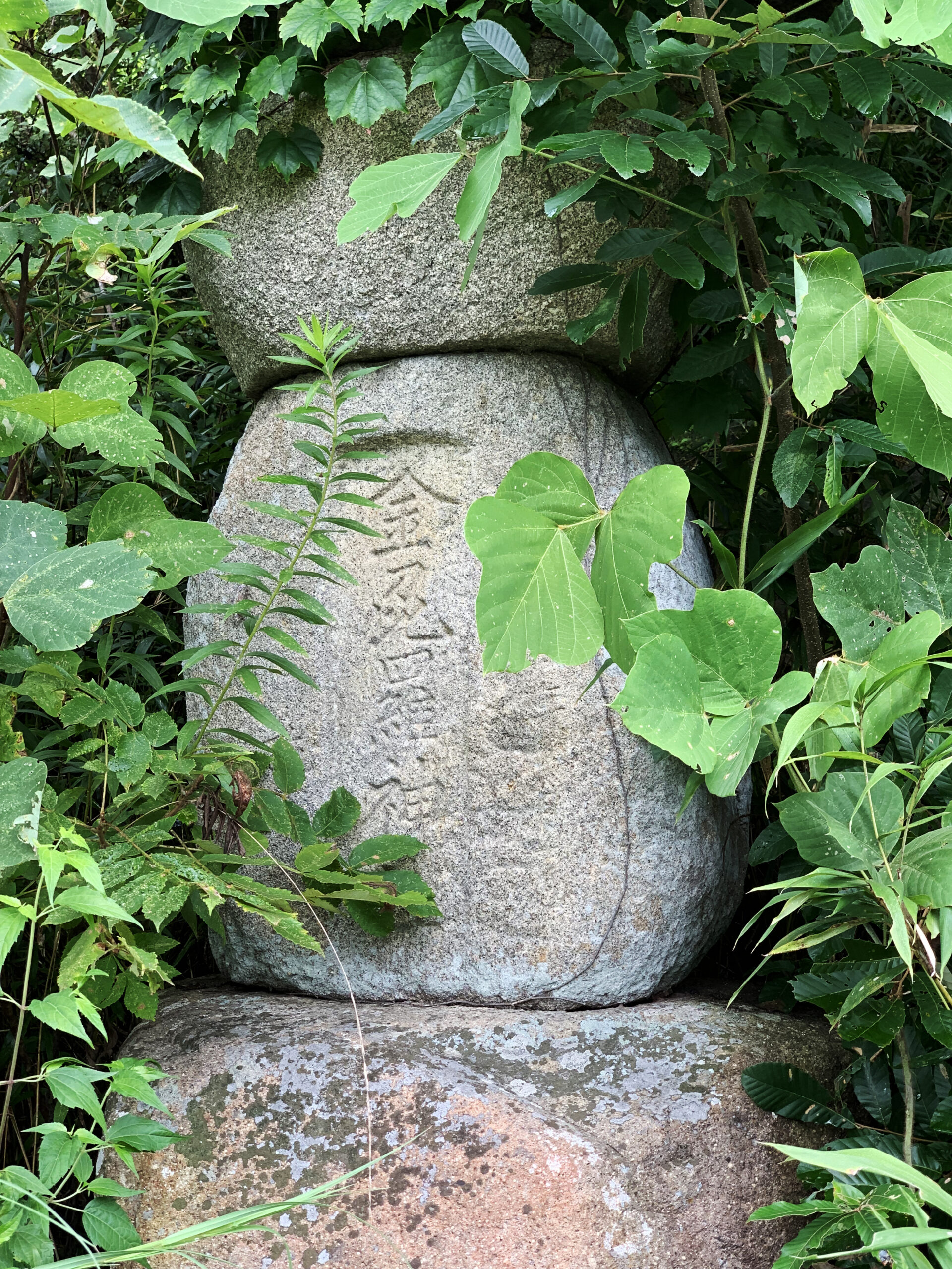 山灯篭と善光寺如来三尊碑と石仏群 瑞浪市日吉町白倉雨降坂 | 瑞浪 大好き