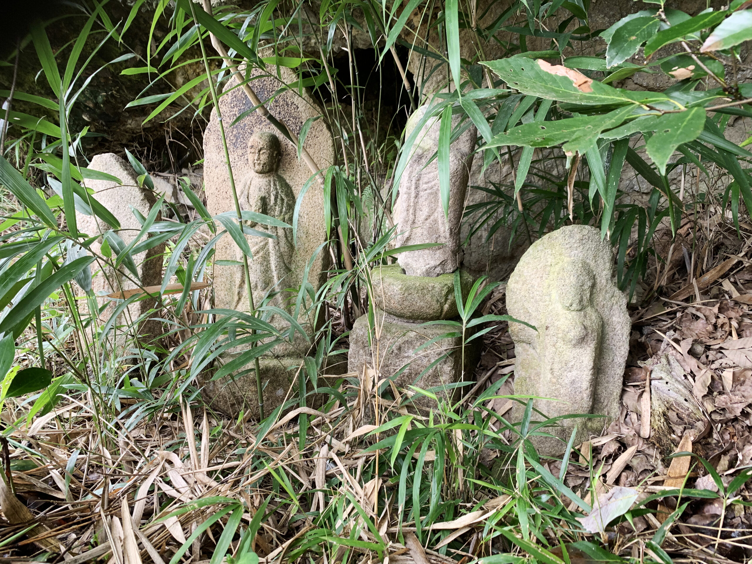 山灯篭と善光寺如来三尊碑と石仏群 瑞浪市日吉町白倉雨降坂 | 瑞浪 大好き