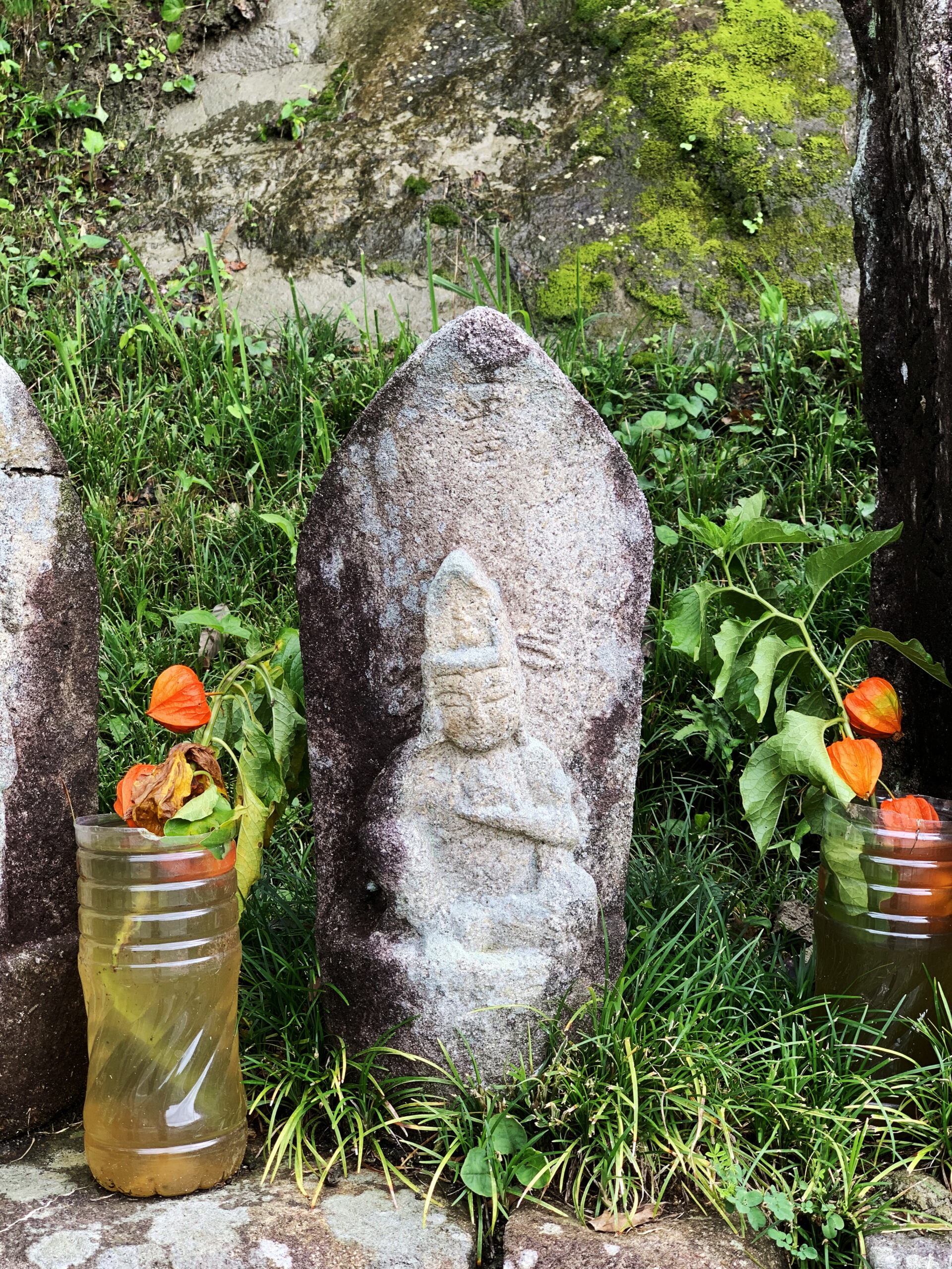山灯篭と善光寺如来三尊碑と石仏群 瑞浪市日吉町白倉雨降坂 | 瑞浪 大好き