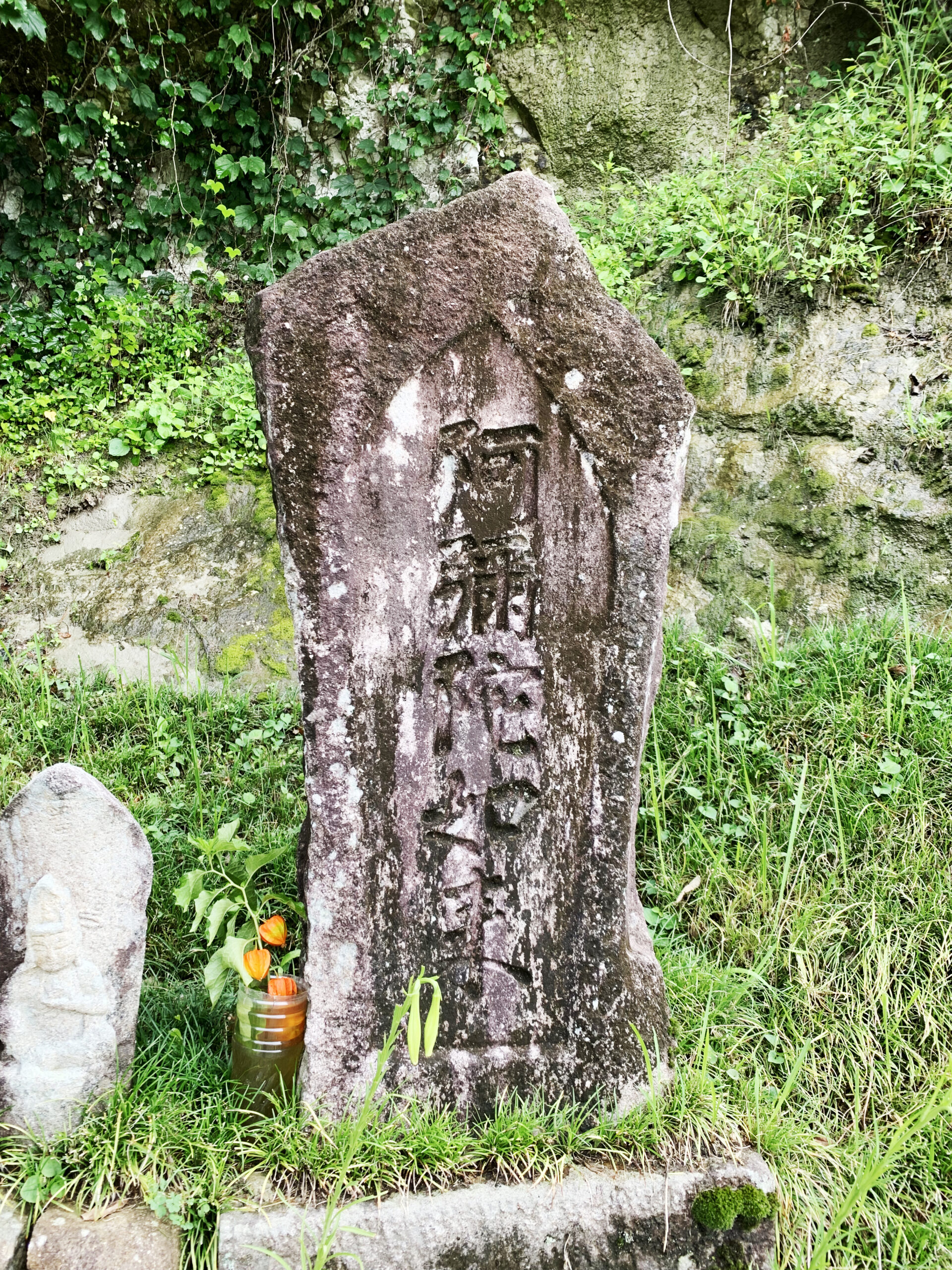 山灯篭と善光寺如来三尊碑と石仏群 瑞浪市日吉町白倉雨降坂 | 瑞浪 大好き