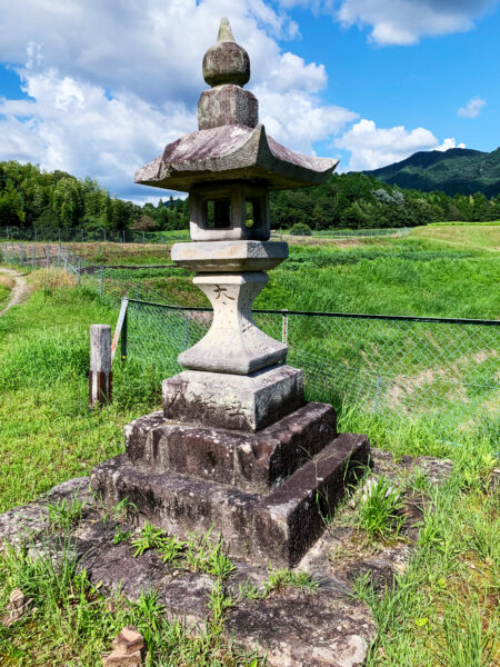 水洗　観音堂の石造物群と灯篭