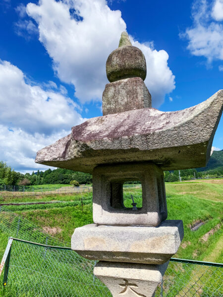 水洗　観音堂の石造物群と灯篭